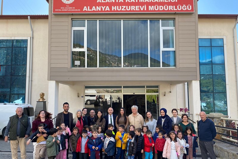 ALKÜ'LÜ MİNİKLERDEN ALANYA HUZUREVİ'NE ANLAMLI ZİYARET ALKÜ'LÜ MİNİKLERDEN ALANYA HUZUREVİ'NE ANLAMLI ZİYARET